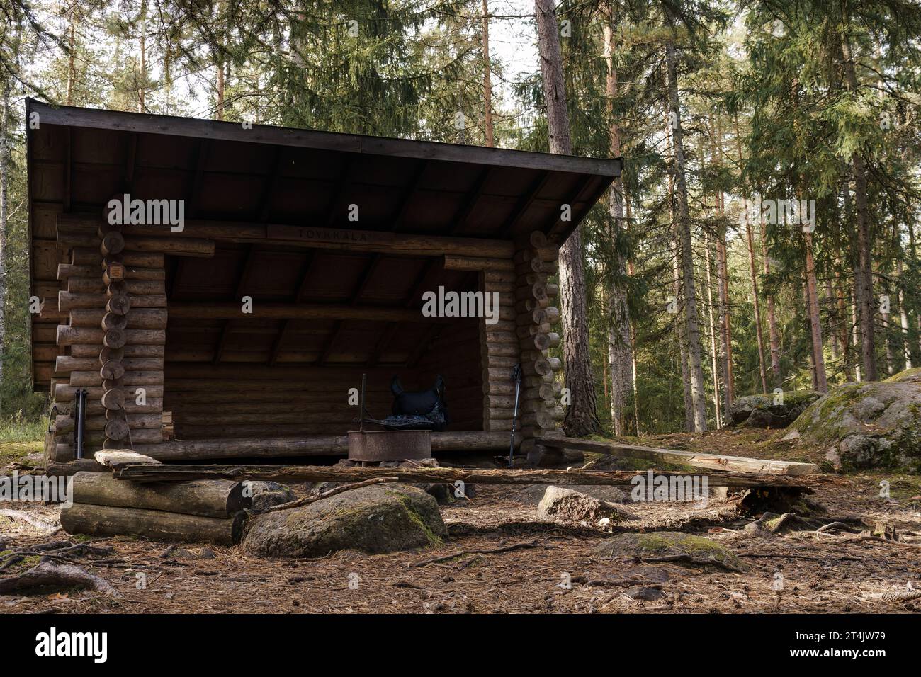 Rifugio Töykkälä Lean-to e campo di fuoco nel Parco Nazionale di Kurjenrahka. Pöytyä, Finlandia. 16 settembre 2023. Foto Stock