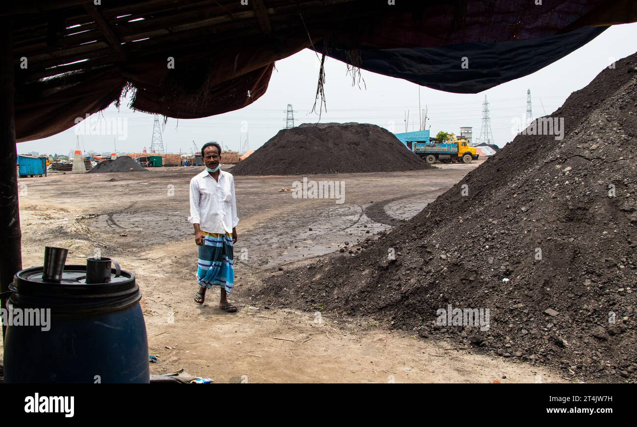 Il più grande centro commerciale del carbone in Bangladesh. Questa immagine è stata scattata il 29 maggio 2022 da Gabtoli, Bangladesh Foto Stock