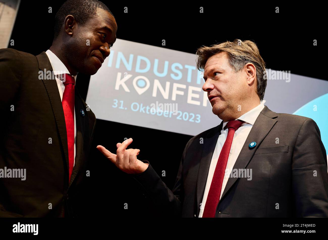 Industriekonferenz 2023: Wally Adeyemo Robert Habeck Europa, Deutschland, Berlino, 31.10.2023: Industriekonferenz 2023 - US-stellv. Finanzminister Wally Adeyemo in Gesräch mit Bundeswirtschaftsminister Robert Habeck. Industriekonferenz 2023 mit hochrangigen Akteurinnen und Akteuren aus dem in- und Ausland, aus industrie, Wirtschaft, Arbeitgeberverbänden, Gewerkschaften und Politik . Gesprächsthemen sind die Herausforderungen fuÌˆr die Transformation und aktuelle industriepolitische Entwicklungen. IM Vordergrund stehen die Handlungsfelder Wettbewerbsfähigkeit, Klimaschutz, Lieferketten, Rohstof Foto Stock