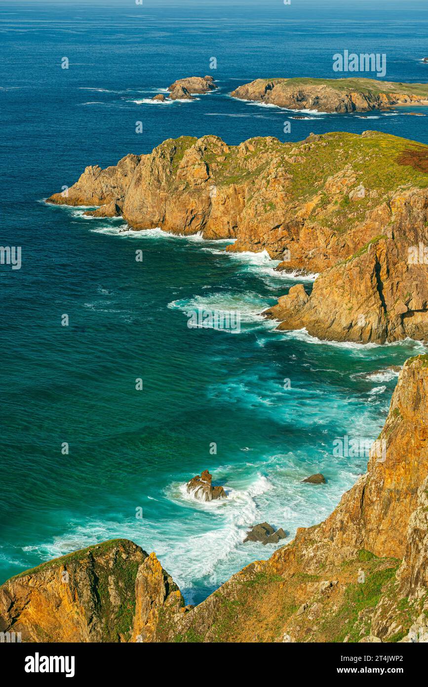 Vista verticale di un paesaggio costiero roccioso nella costa dell'Oceano Atlantico settentrionale in Galizia, Spagna Foto Stock