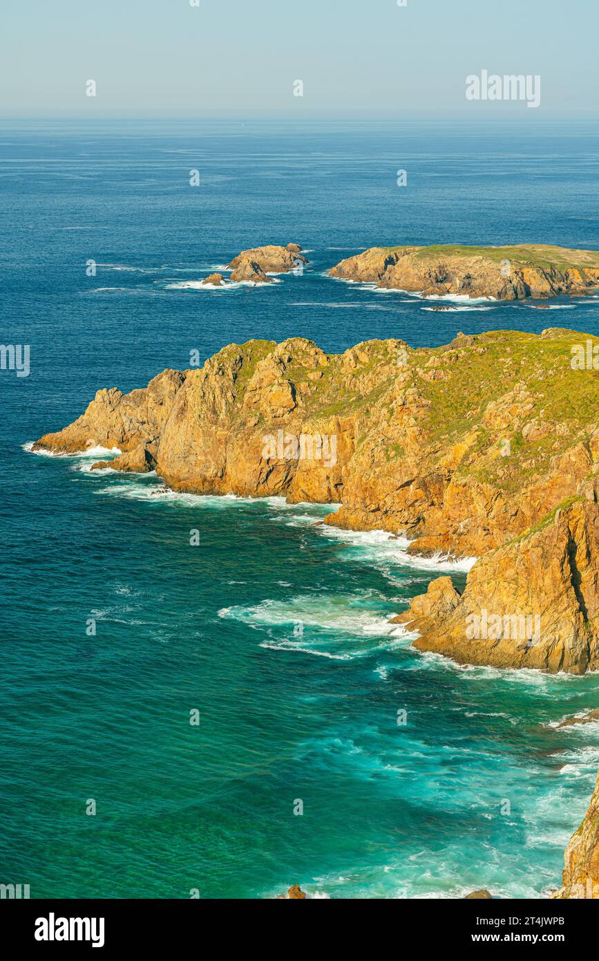Vista verticale di un paesaggio costiero roccioso nella costa dell'Oceano Atlantico settentrionale in Galizia, Spagna Foto Stock