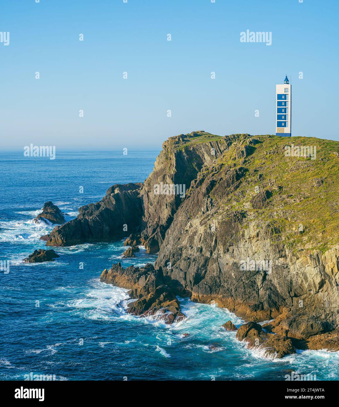 Splendido paesaggio costiero dell'Oceano Atlantico con scogliere pericolose e un moderno faro in cima a un promontorio Foto Stock