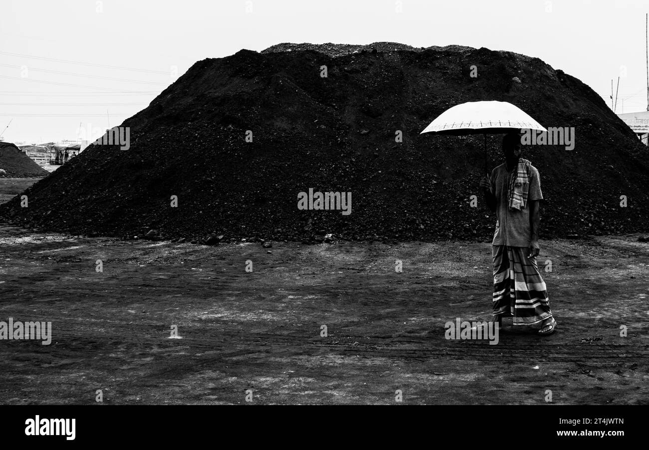 Il più grande centro commerciale del carbone in Bangladesh. Questa immagine è stata scattata il 29 maggio 2022 da Gabtoli, Bangladesh Foto Stock