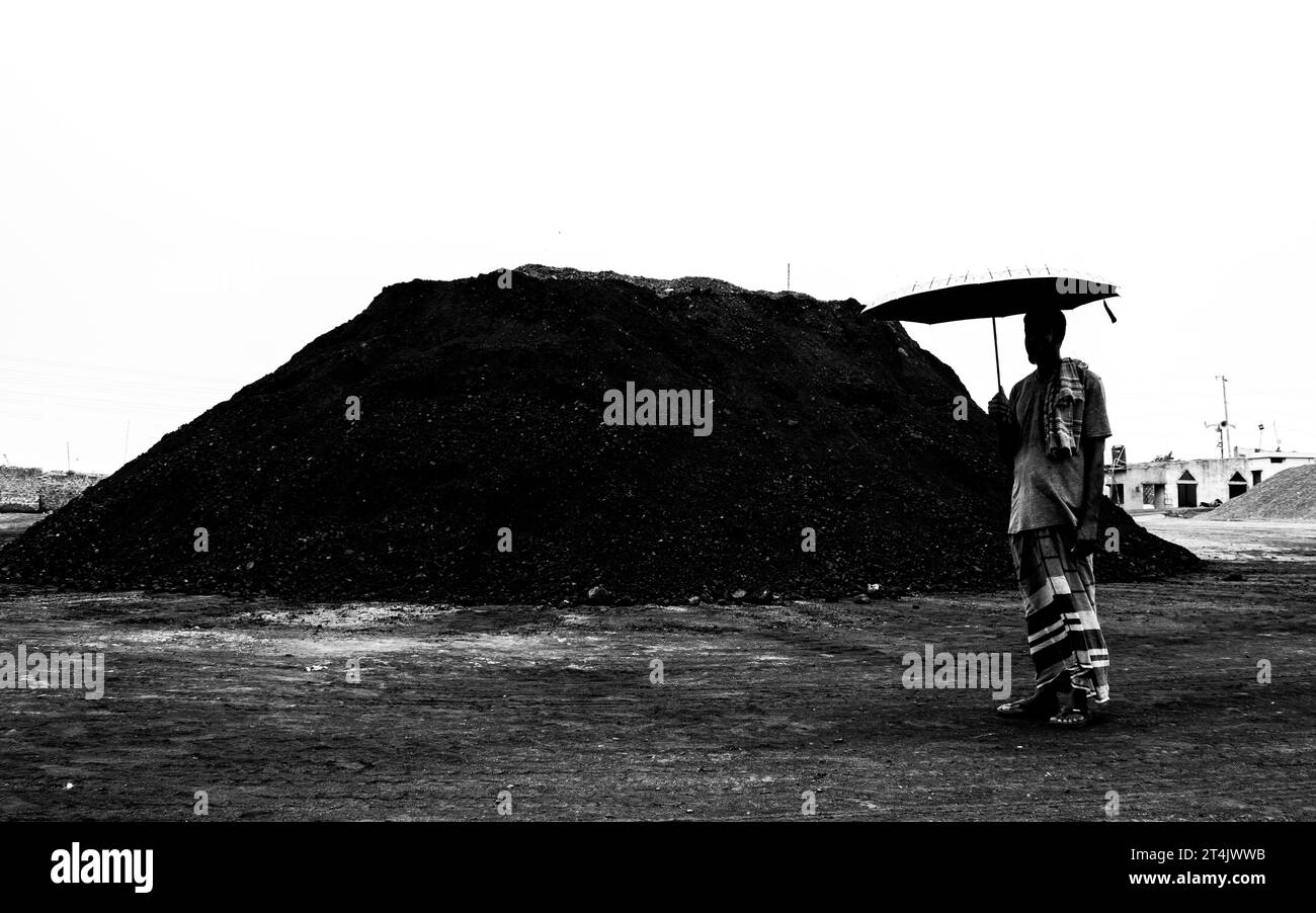 Il più grande centro commerciale del carbone in Bangladesh. Questa immagine è stata scattata il 29 maggio 2022 da Gabtoli, Bangladesh Foto Stock