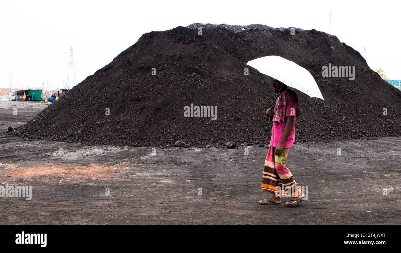 Il più grande centro commerciale del carbone in Bangladesh. Questa immagine è stata scattata il 29 maggio 2022 da Gabtoli, Bangladesh Foto Stock