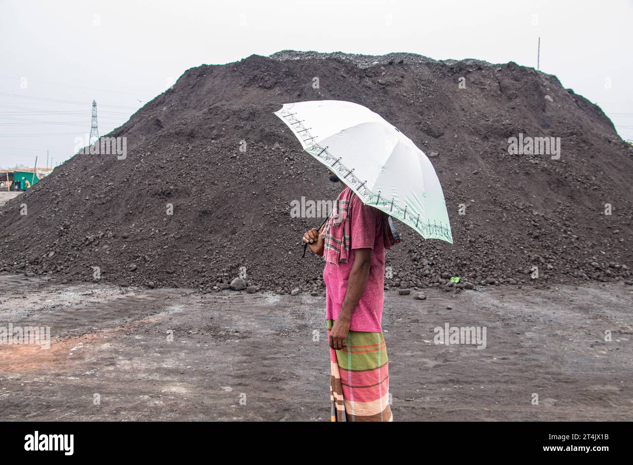 Il più grande centro commerciale del carbone in Bangladesh. Questa immagine è stata scattata il 29 maggio 2022 da Gabtoli, Bangladesh Foto Stock