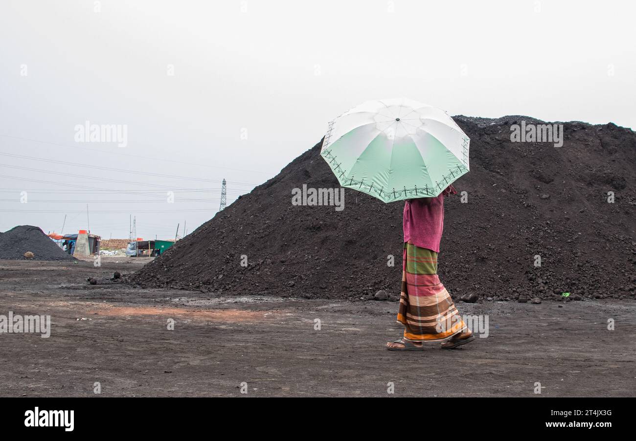 Il più grande centro commerciale del carbone in Bangladesh. Questa immagine è stata scattata il 29 maggio 2022 da Gabtoli, Bangladesh Foto Stock
