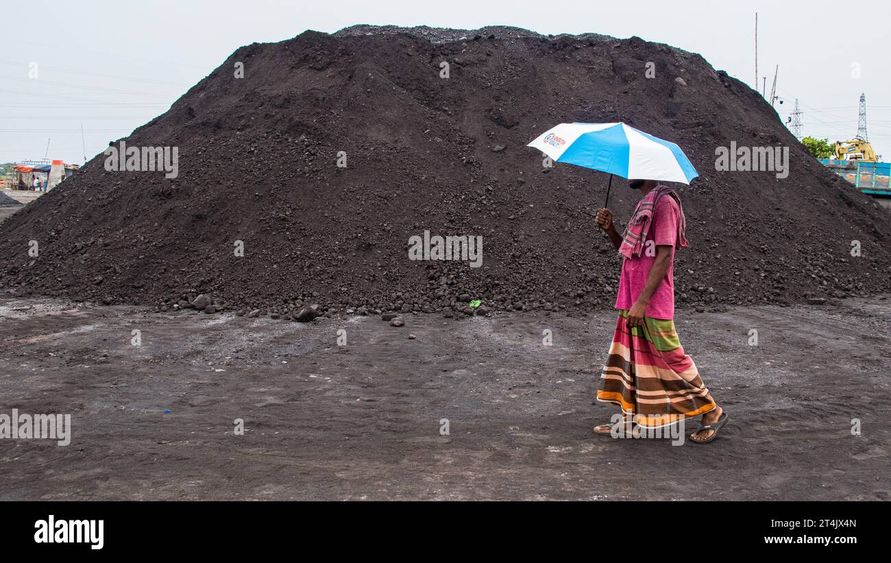 Il più grande centro commerciale del carbone in Bangladesh. Questa immagine è stata scattata il 29 maggio 2022 da Gabtoli, Bangladesh Foto Stock