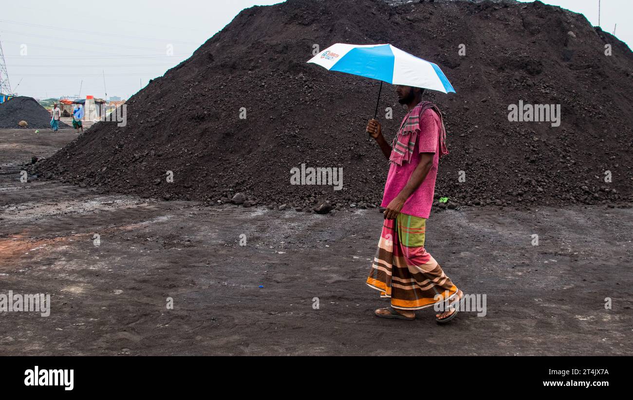 Il più grande centro commerciale del carbone in Bangladesh. Questa immagine è stata scattata il 29 maggio 2022 da Gabtoli, Bangladesh Foto Stock
