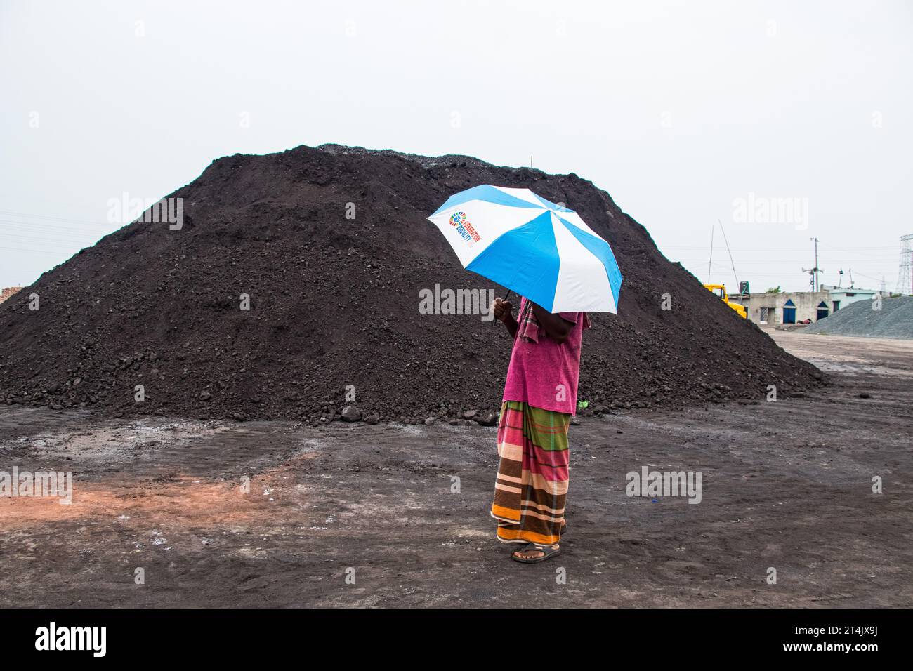 Il più grande centro commerciale del carbone in Bangladesh. Questa immagine è stata scattata il 29 maggio 2022 da Gabtoli, Bangladesh Foto Stock