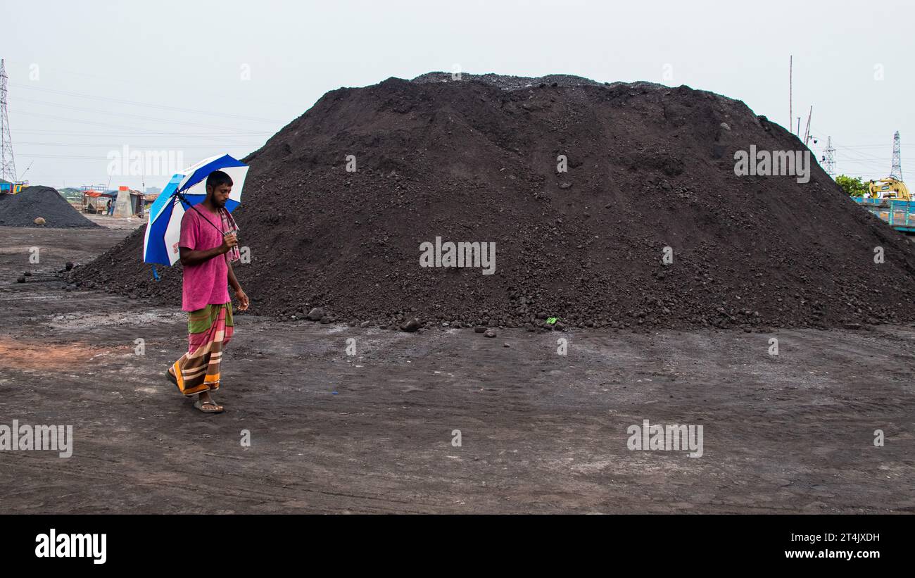 Il più grande centro commerciale del carbone in Bangladesh. Questa immagine è stata scattata il 29 maggio 2022 da Gabtoli, Bangladesh Foto Stock