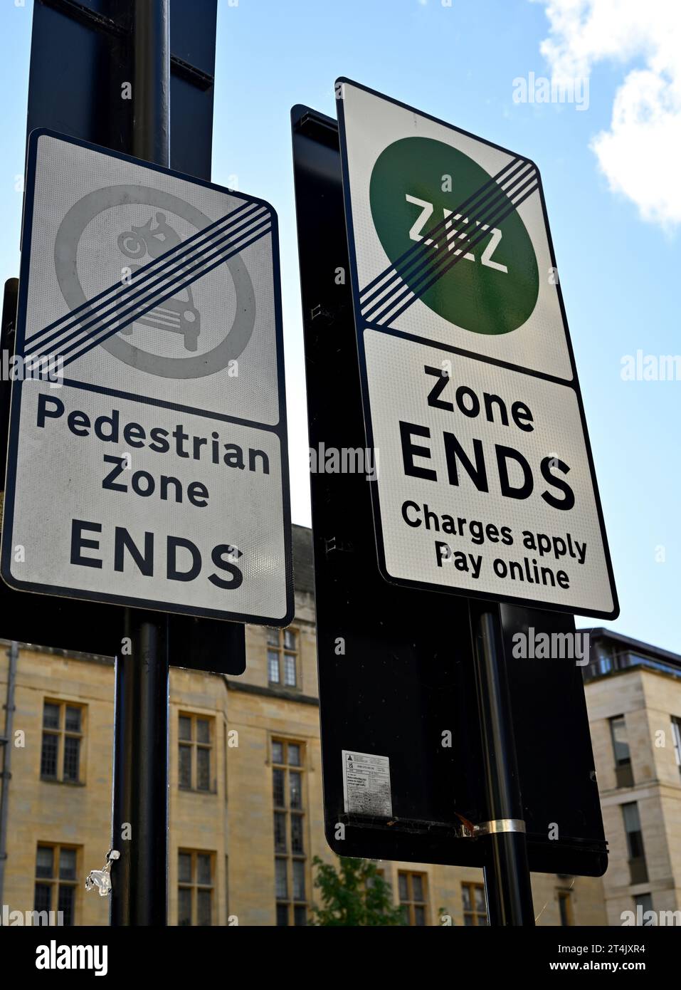 L'indicazione stradale Zero Emission zone (ZEZ) termina con la zona pedonale, Oxford, Regno Unito Foto Stock