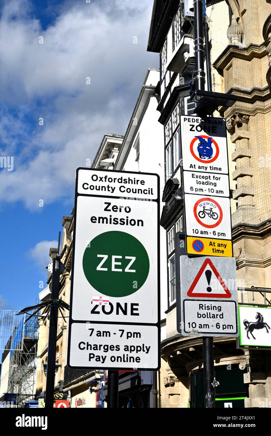 Cartello stradale zona a emissioni zero (ZEZ), zona pedonale, Oxford, Regno Unito Foto Stock