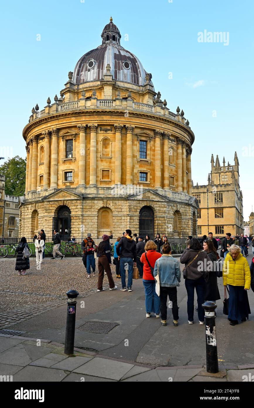 Turismo alla Radcliffe camera, Bodleian Library University di Oxford Foto Stock