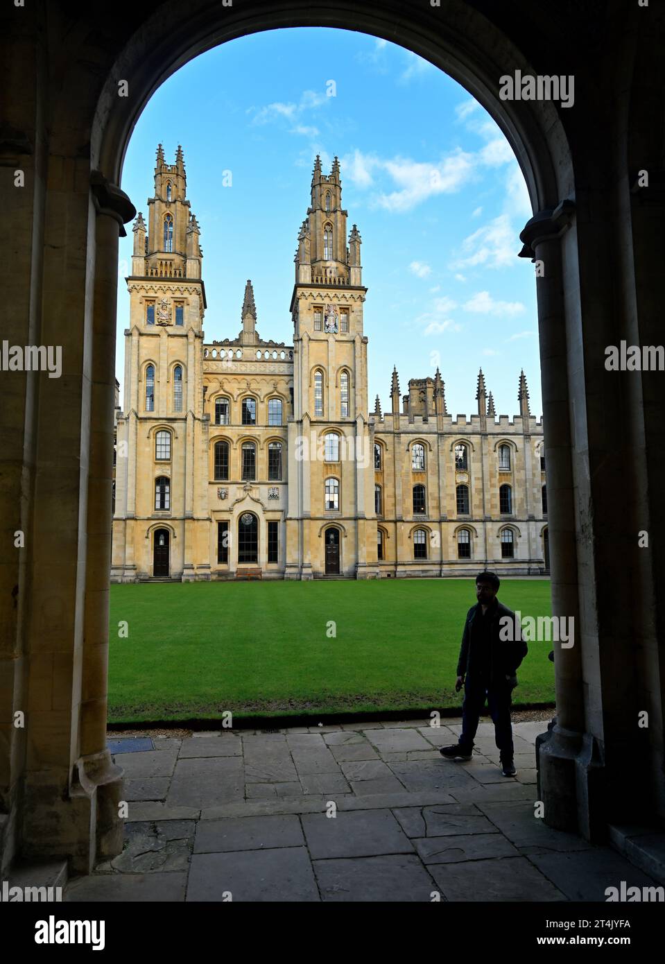 Visita attraverso l'arco dell'All Souls College, un college per soli laureati, fondato nel 1438, l'Università di Oxford Foto Stock