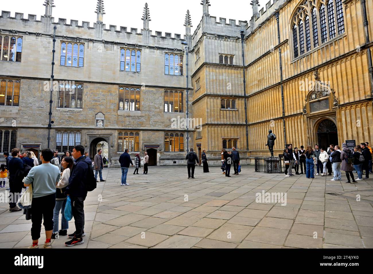 Cortile dell'Università di Oxford della Bodleian Library, Oxford, Regno Unito Foto Stock