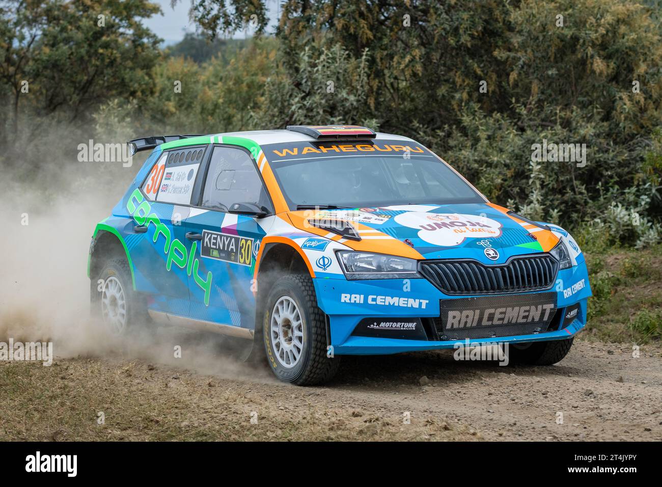 Auto da rally WRC Safari su strada ghiaiosa polverosa in Kenya Foto Stock
