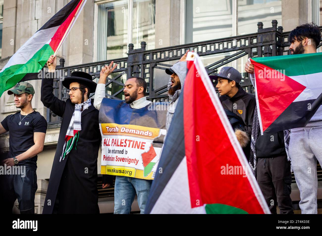 Il gruppo sale un rifugio per autobus su Oxford Street durante la manifestazione pro palestinese Foto Stock