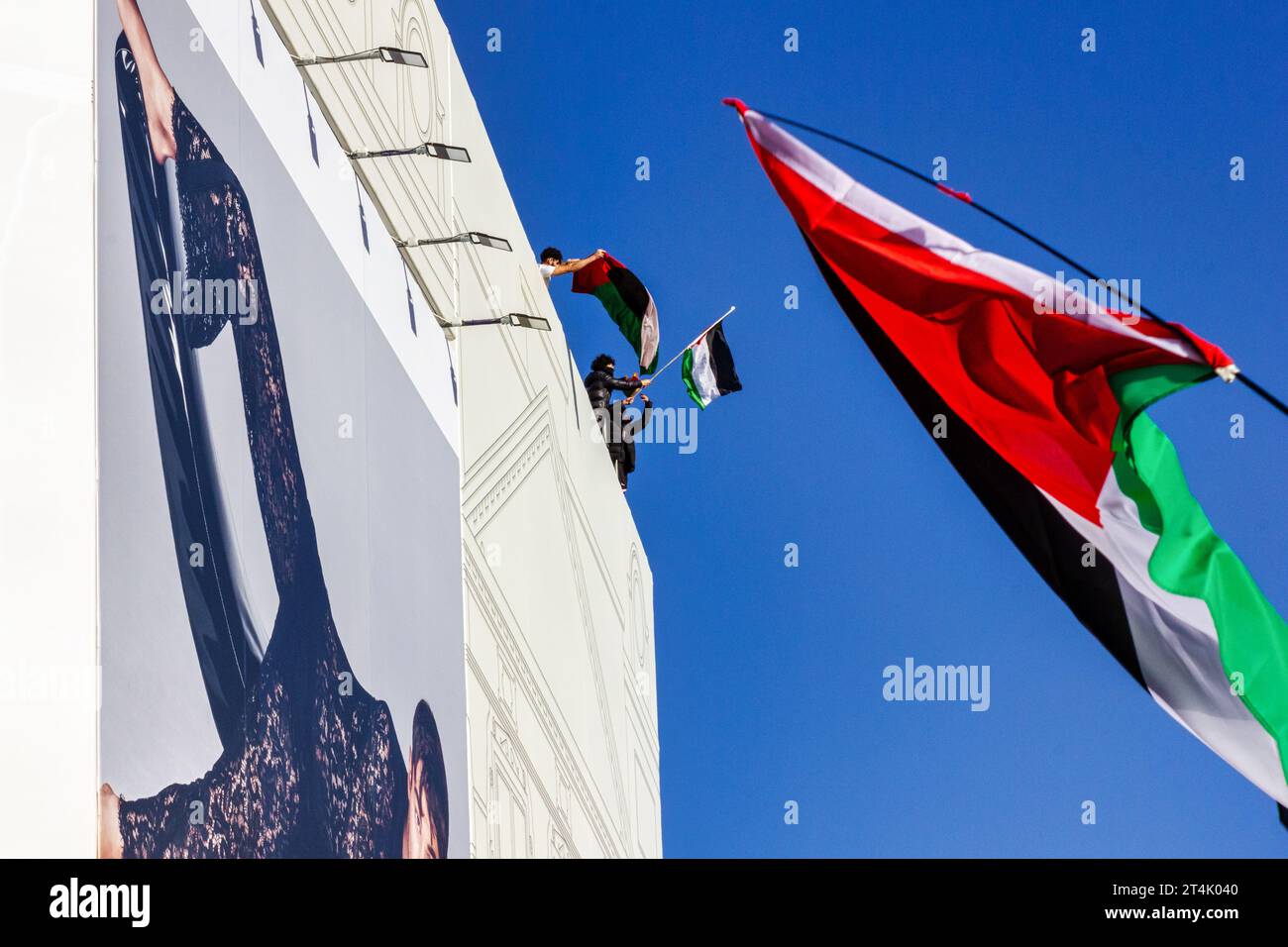Bandiera della Palestina che sventola dal tetto del Trocadero a Piccadilly Circus, mentre migliaia di persone marciano per le strade di Londra a sostegno della Palestina. Foto Stock