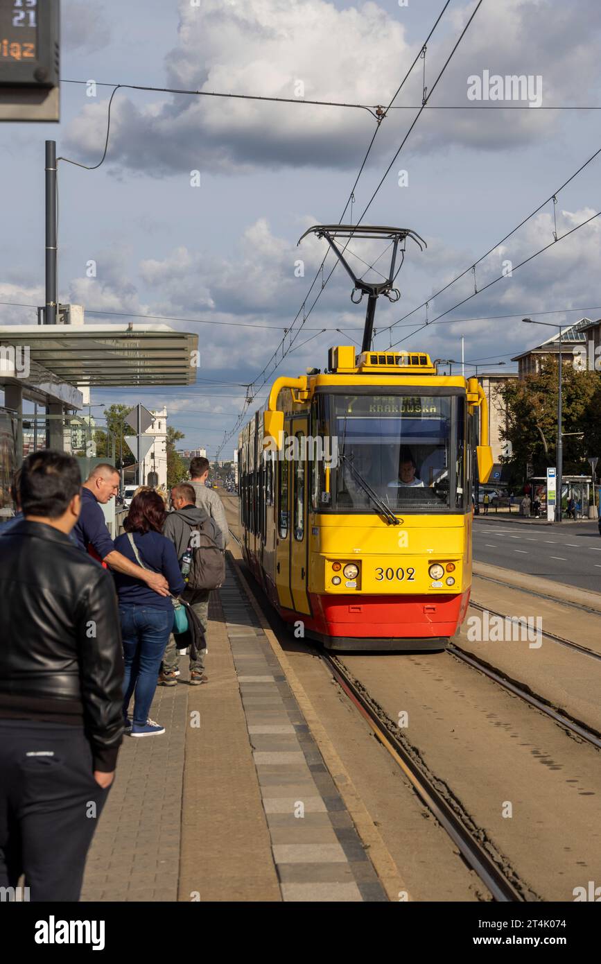 Vicino al tram, centro di Varsavia, Polonia Foto Stock