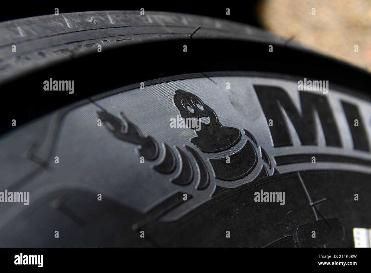 Primo piano di uno pneumatico per camion con la mascotte e il logo Michelin MAN in rilievo sulla parete laterale dello pneumatico. Foto Stock
