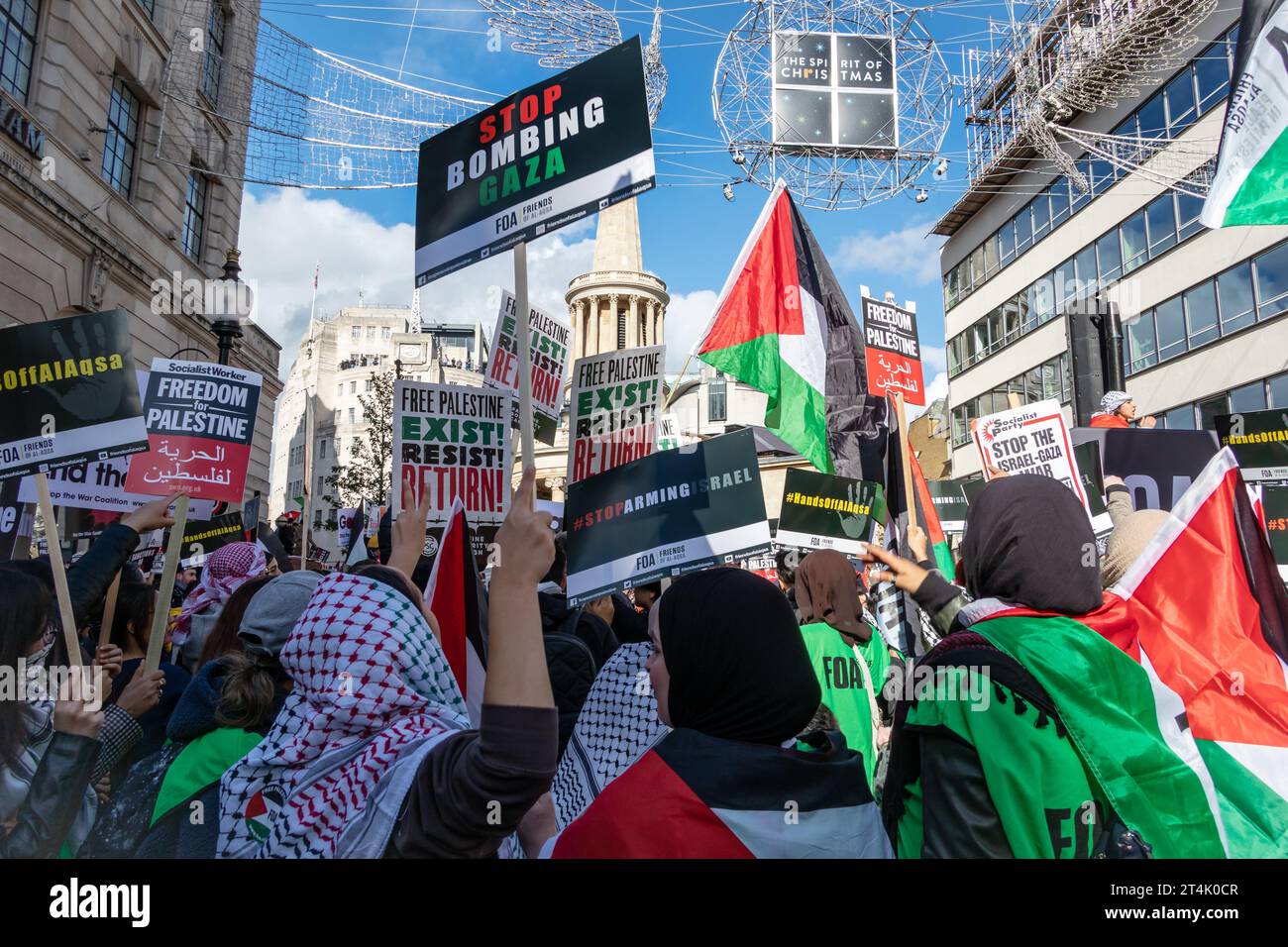 la marcia pro-palestinese ha attirato migliaia di persone a Londra, con proteste diffuse anche in tutto il Regno Unito, mentre il conflitto tra Israele e Hamas continua. Foto Stock