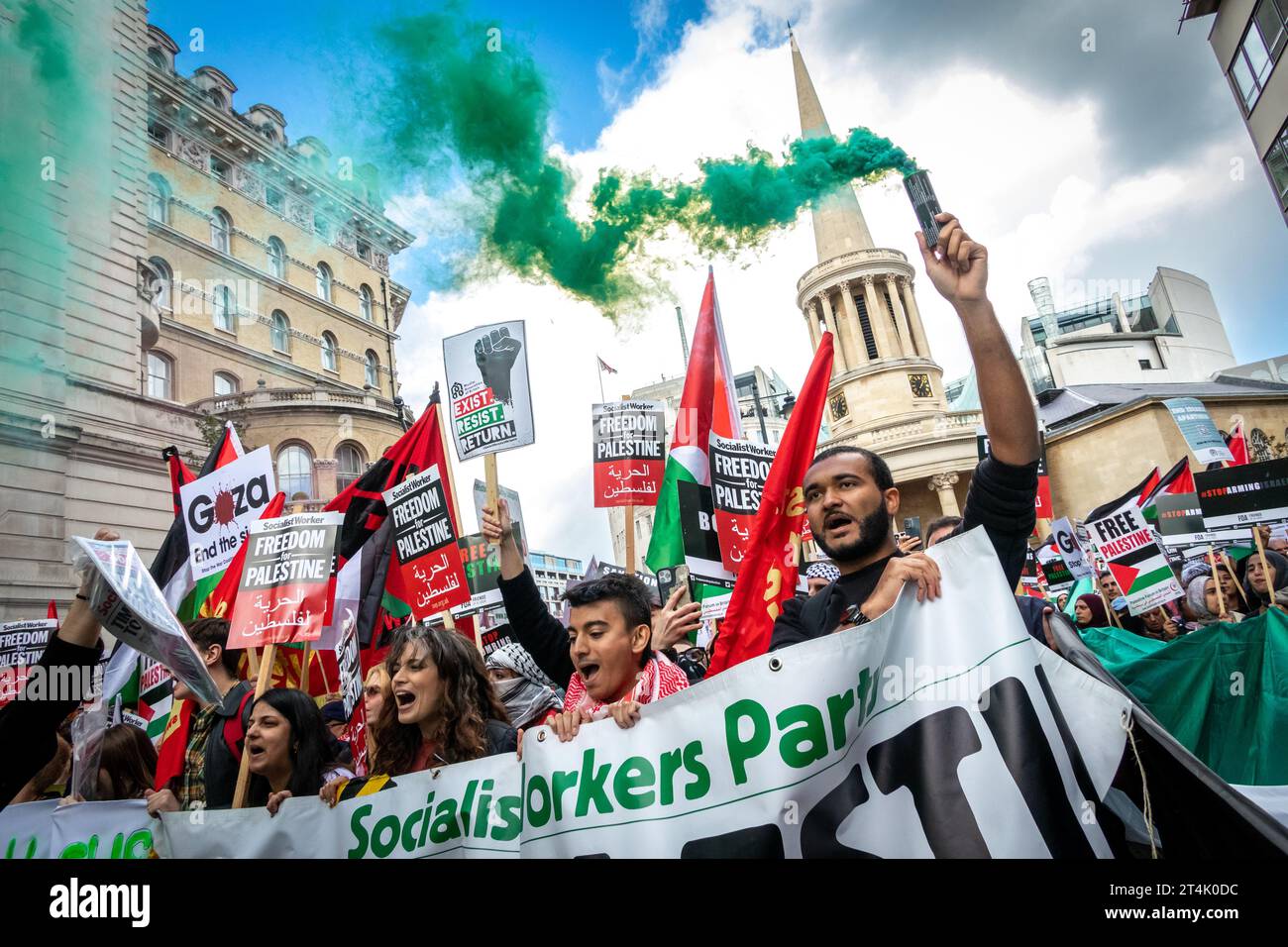 Flares and Freedom for Palestine striscioni.migliaia di persone marciano per le strade di Londra a sostegno della Palestina. Foto Stock
