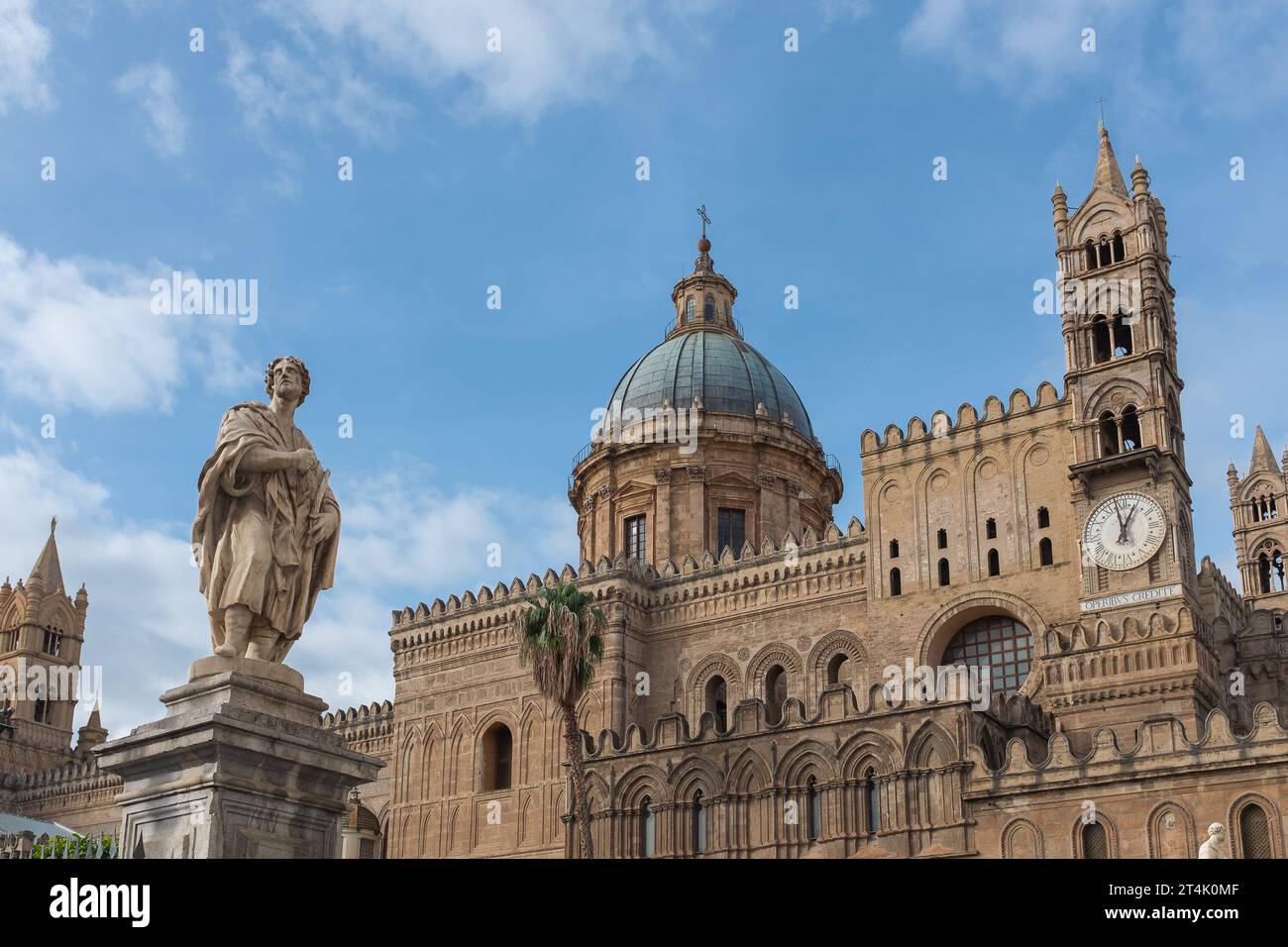 Palermo, Sicilia, 2016. La statua di Sant'Eustachio di fronte alla cattedrale di Palermo (nota anche come Basilica della Santa Vergine Maria Assunta) Foto Stock
