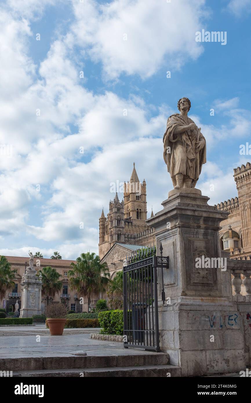 Palermo, Sicilia, 2016. La statua di Sant'Eustachio di fronte alla cattedrale (detta anche Basilica Cattedrale della Santa Vergine Maria Assunta) (verticale) Foto Stock