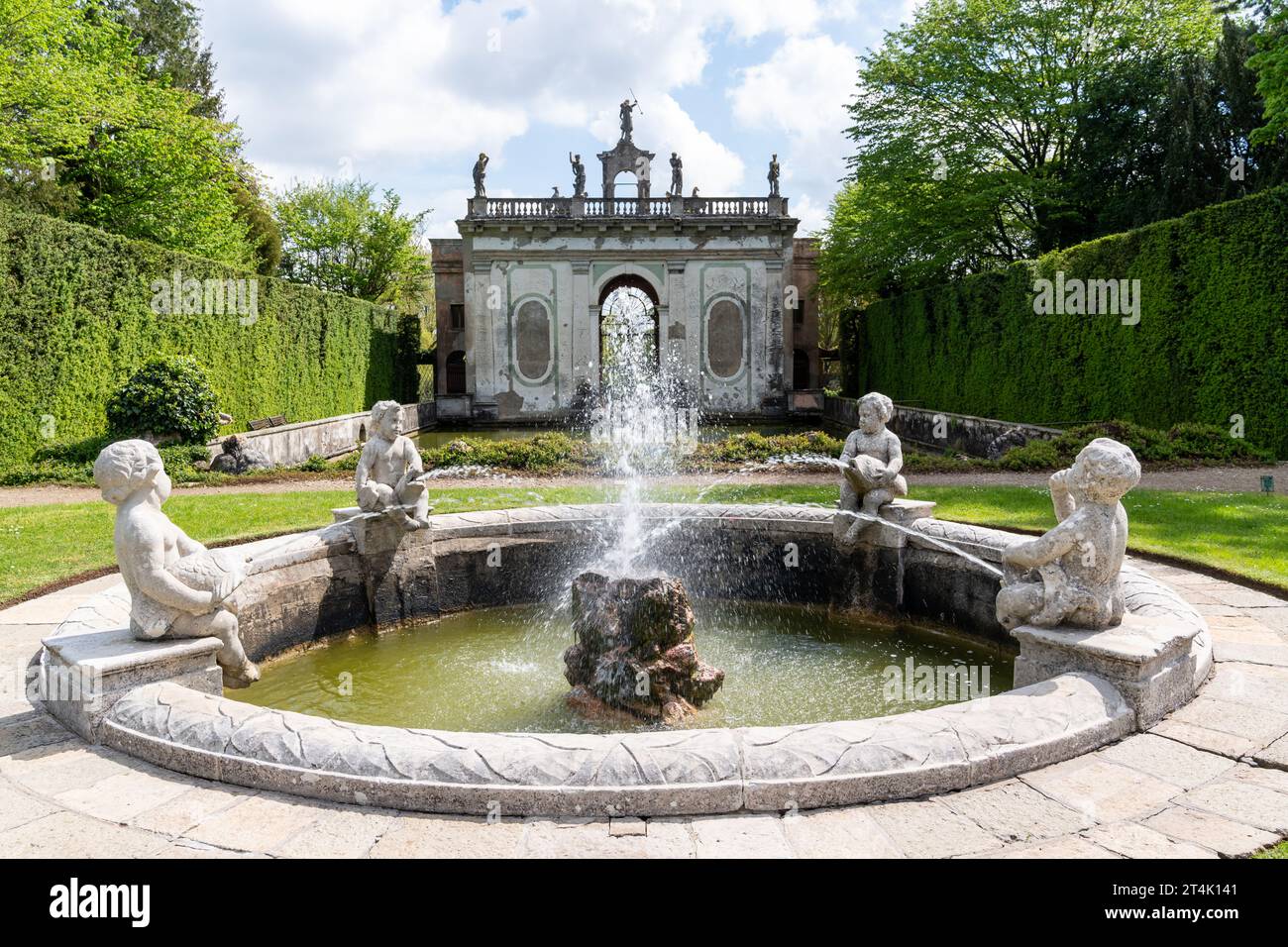 Valsanzibio, Italia - 15 aprile 2023: Vista sul giardino monumentale di Valsanzibio, uno dei giardini più belli d'Italia durante una giornata di sole Foto Stock