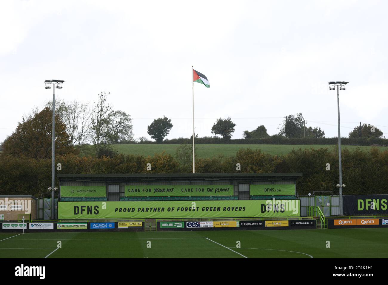 La bandiera dello Stato di Palestina è volata sopra lo stadio prima della partita della EFL League Two tra Forest Green Rovers e Crawley Town al New Lawn Stadium. 28 ottobre 2023 Foto Stock