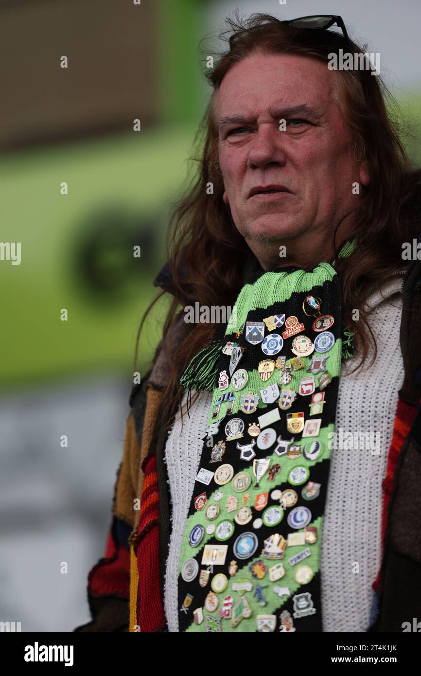 Una sciarpa per i tifosi dei Forest Green Rovers fu coperta in Football Club Badges durante la partita della EFL League Two tra Forest Green Rovers e Crawley Town al New Lawn Stadium. 28 ottobre 2023 Foto Stock