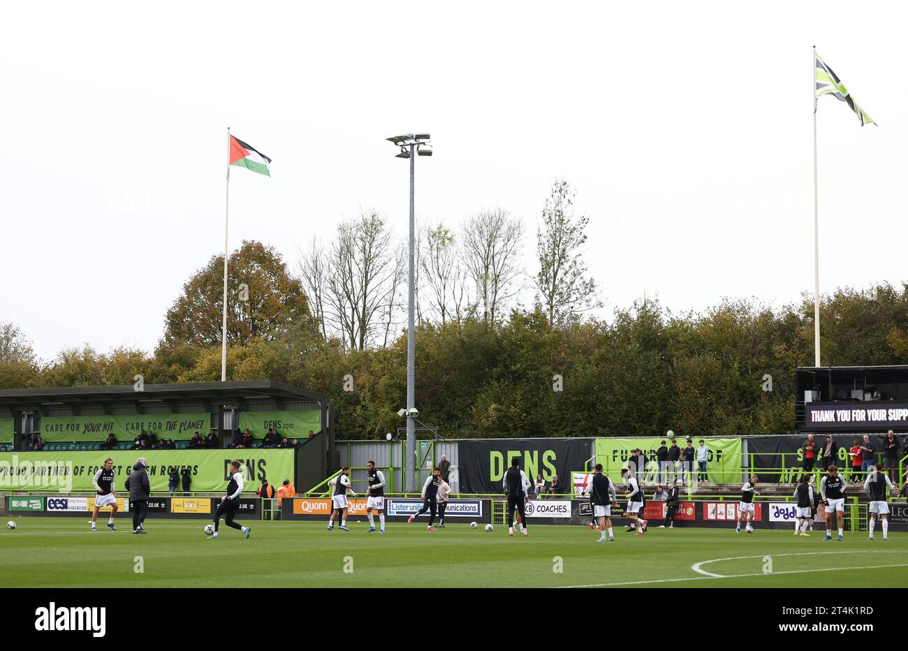 I Forest Green Rovers mostrano il supporto allo Stato di Palestina battendo la bandiera sopra lo stadio prima della partita della EFL League Two tra Forest Green Rovers e Crawley Town al New Lawn Stadium. 28 ottobre 2023 Foto Stock
