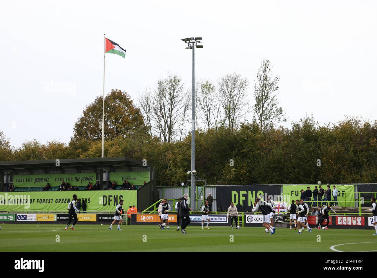 I Forest Green Rovers mostrano il supporto allo Stato di Palestina battendo la bandiera sopra lo stadio prima della partita della EFL League Two tra Forest Green Rovers e Crawley Town al New Lawn Stadium. 28 ottobre 2023 Foto Stock