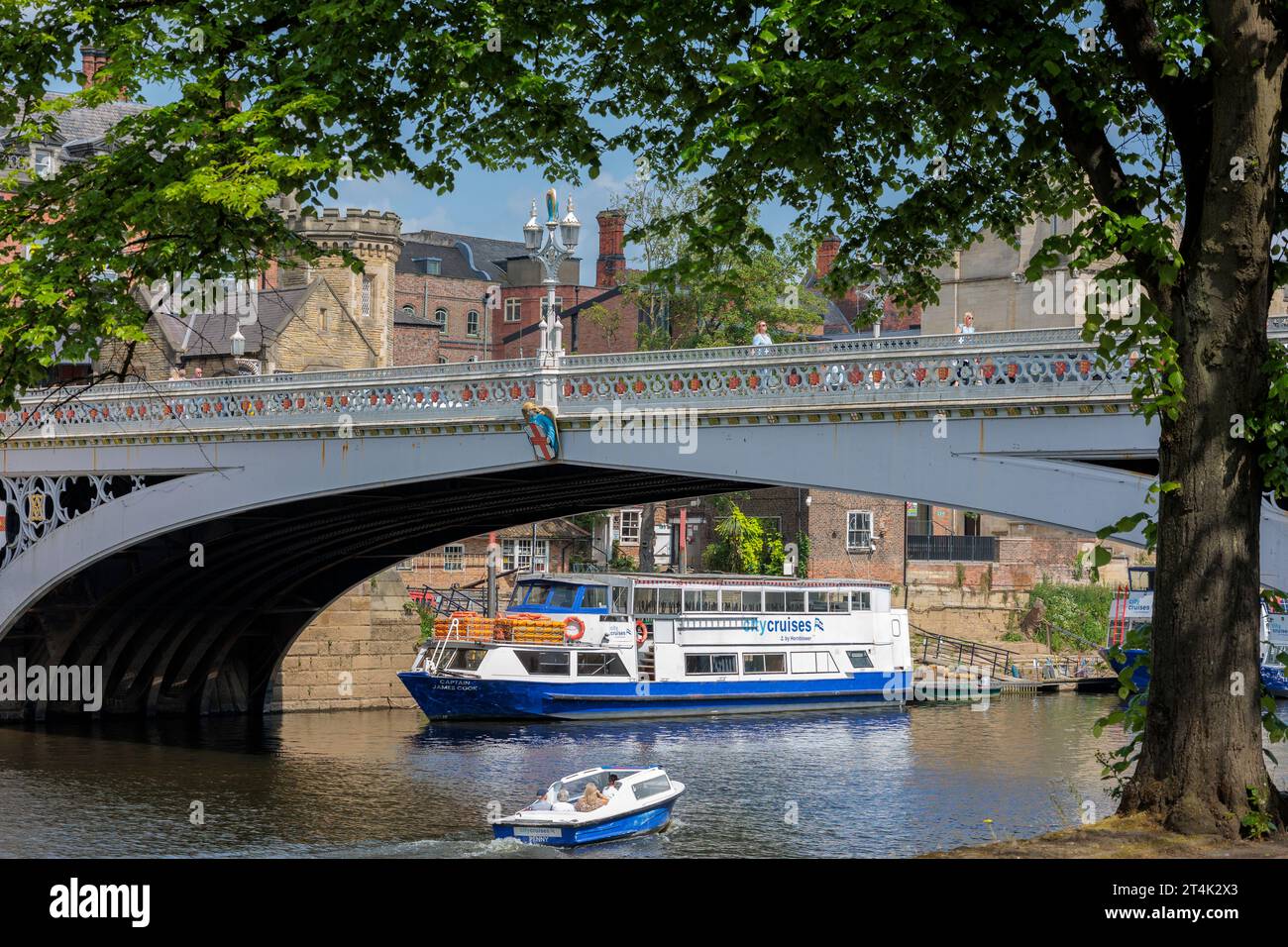 Barche da diporto sul fiume Ouse vicino al Lendal Bridge York Yorkshire Inghilterra Foto Stock