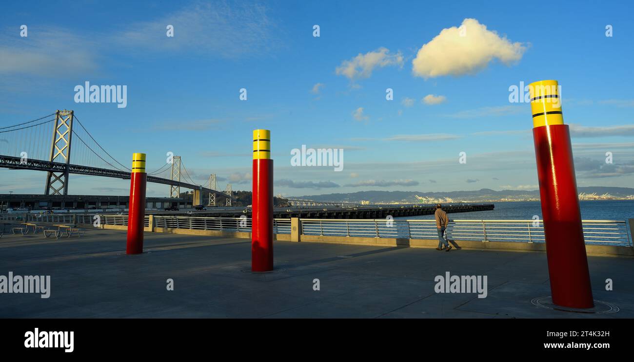 Questi piloni indicano il livello di marea all'Embarcadero (Brannon Street), San Francisco, CALIFORNIA Foto Stock