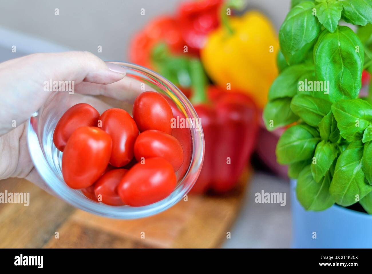 Lavare le verdure. Una donna in cucina. Foto Stock