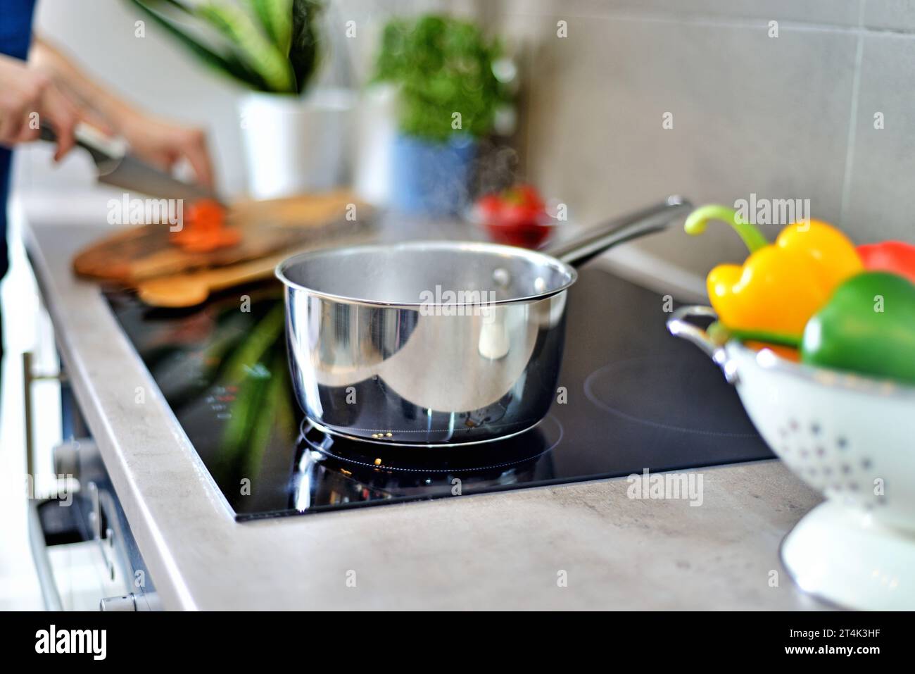 Preparare il cibo. Prodotti alimentari sul ripiano della cucina. Foto Stock