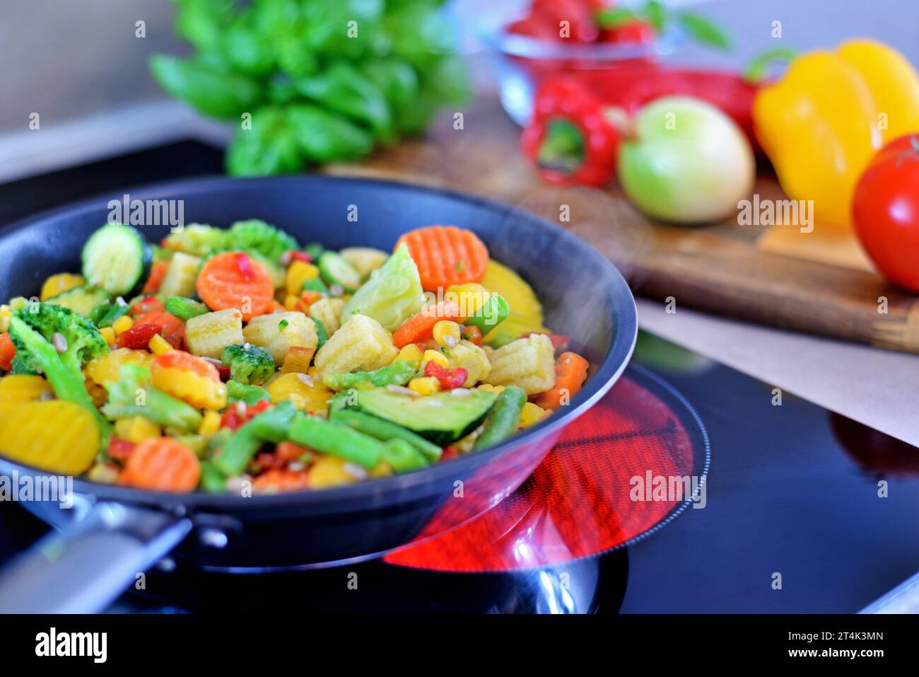 Preparare il cibo. Prodotti alimentari sul ripiano della cucina. Foto Stock