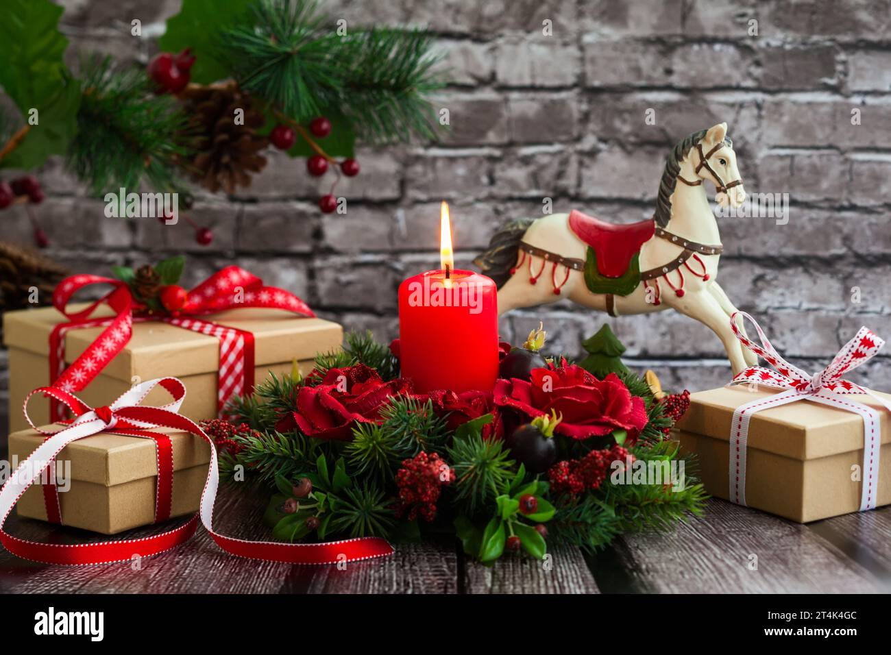 Cavallo a dondolo rosso con decori natalizi - Mobilia Store Home & Favours
