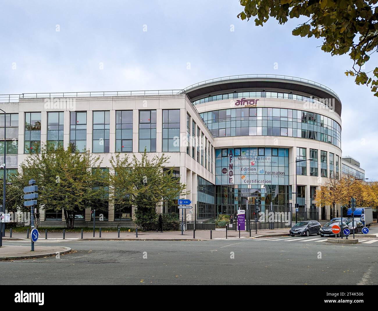 Vista esterna della sede centrale del gruppo AFNOR, un'organizzazione francese incaricata del rilascio dei certificati di conformità alle norme e alle normative Foto Stock