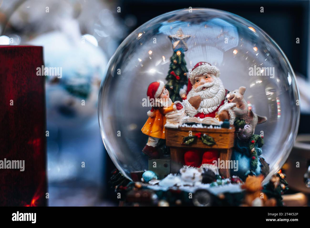 Dettagli magici per le feste. Sfera di cristallo magica con un Babbo Natale giocattolo. Souvenir di Capodanno e regalo di Natale. Foto Stock