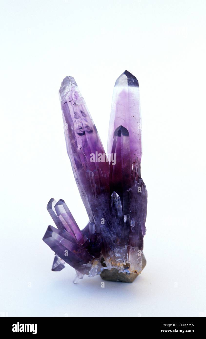 Cristalli di ametista. L'ametista è una varietà di quarzo violetto, il colore viola o viola è dovuto alla presenza di ferro. Foto Stock