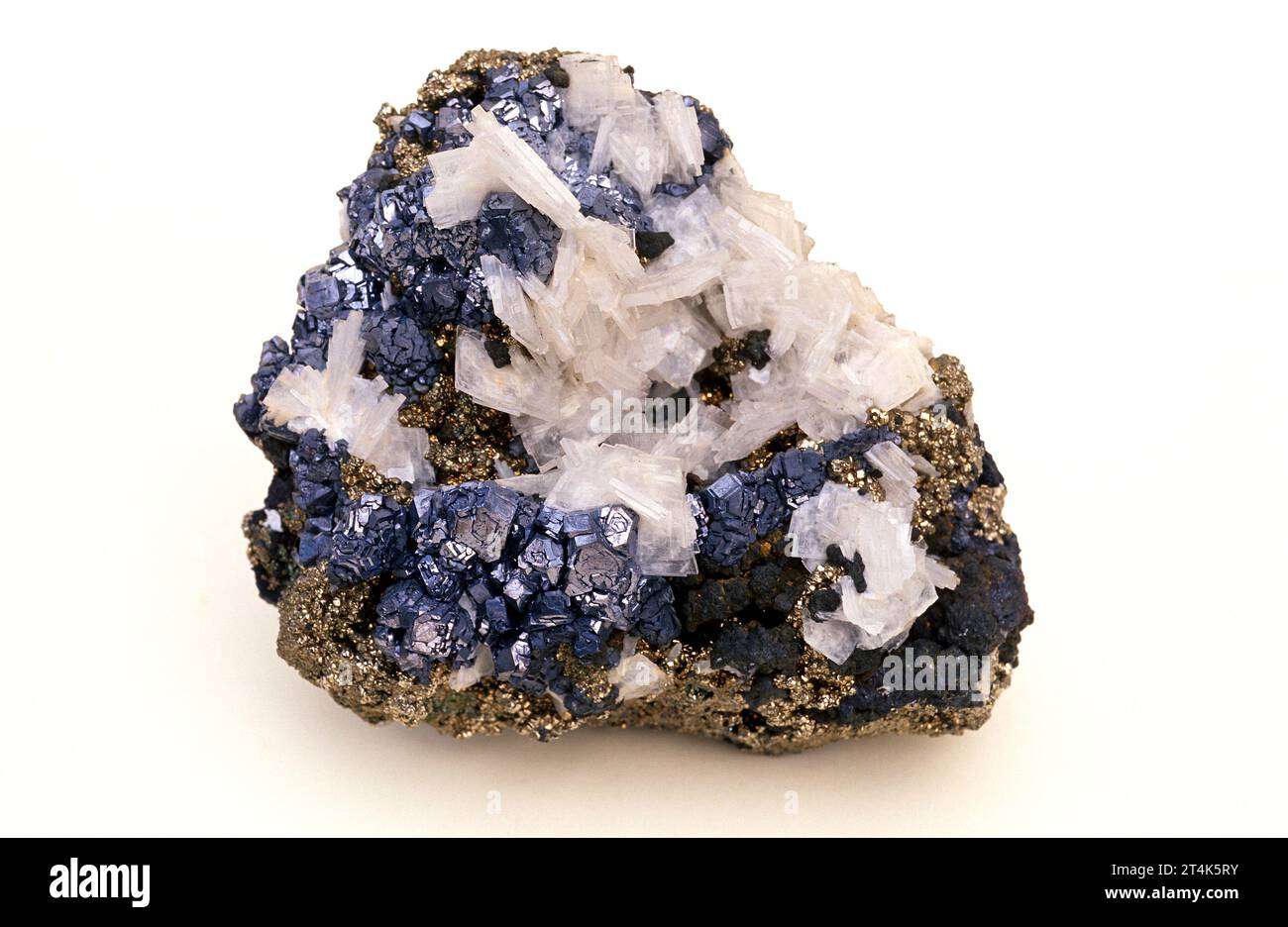 Baryte (bianco traslucido), calcopirite (dorata) e galena (grigia). La barita o barite è un minerale di solfato di bario. La calcopirite è un solfo di rame-ferro Foto Stock