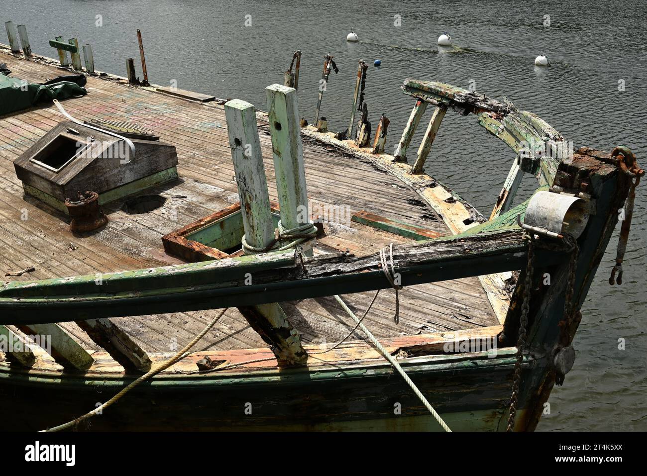 Il relitto di un peschereccio di legno nel porto di Douarnenez, Bretagna. Foto Stock