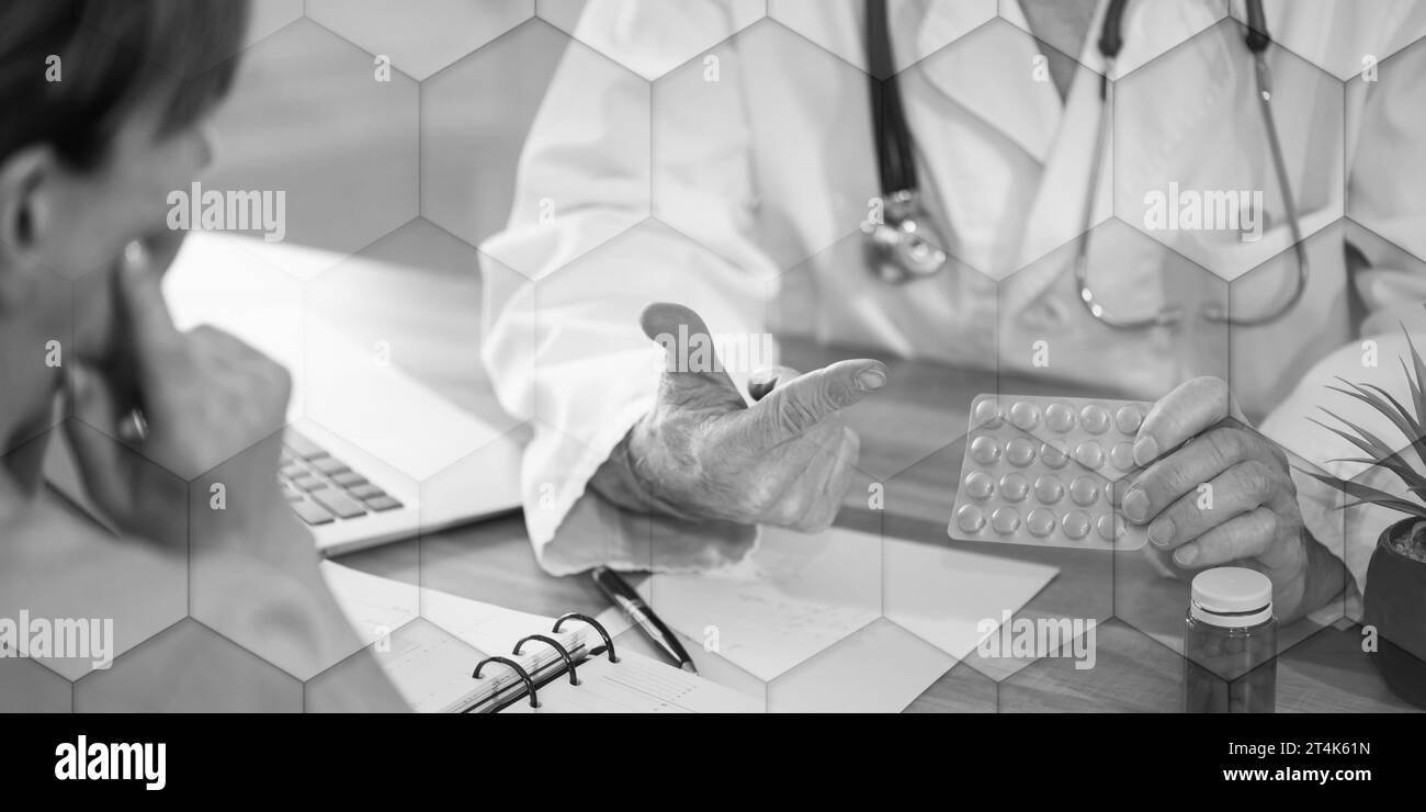 Medico che spiega la medicina al suo paziente in studio medico, schema geometrico Foto Stock