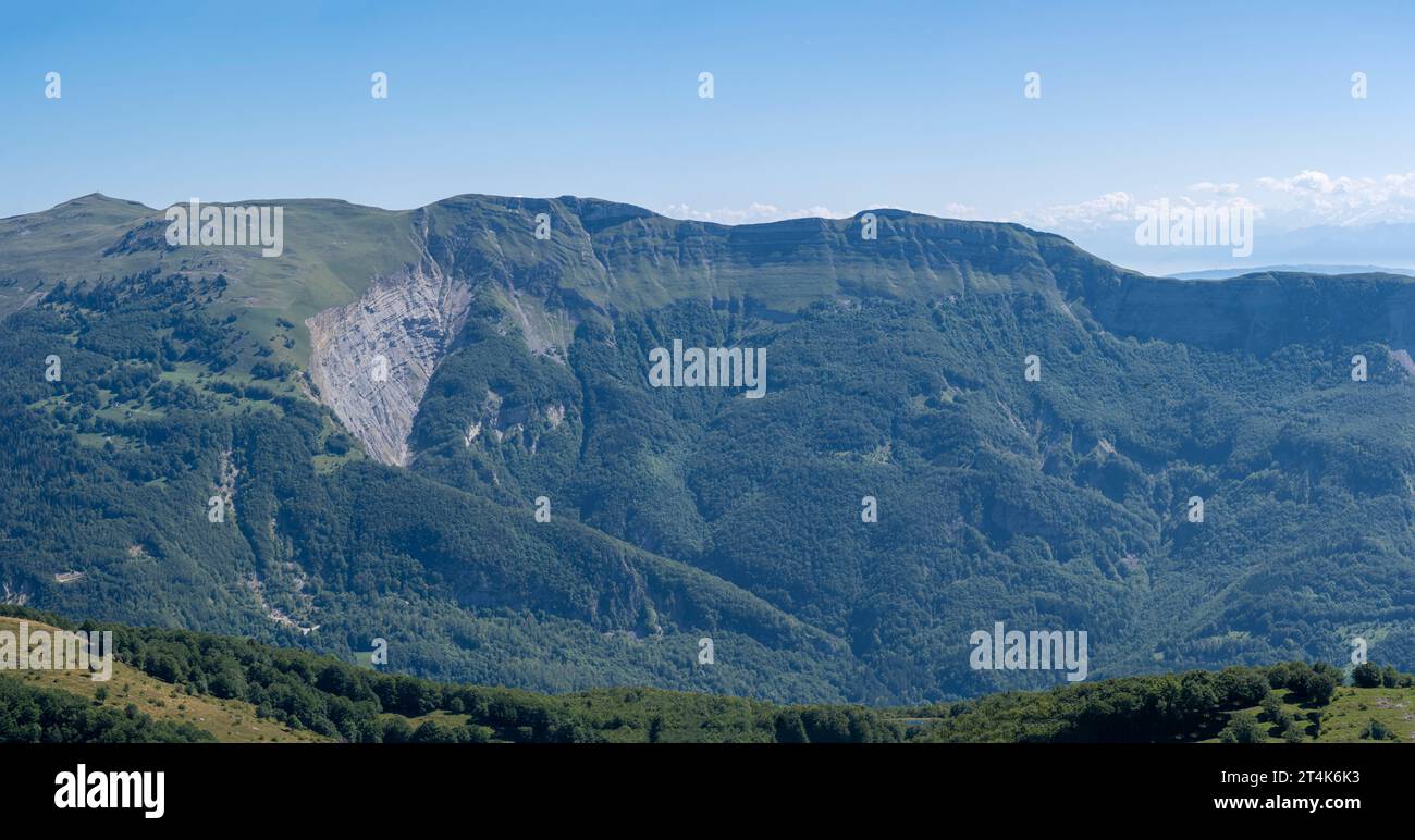 Vista sull'altopiano del Giura con colline e montagne Foto Stock