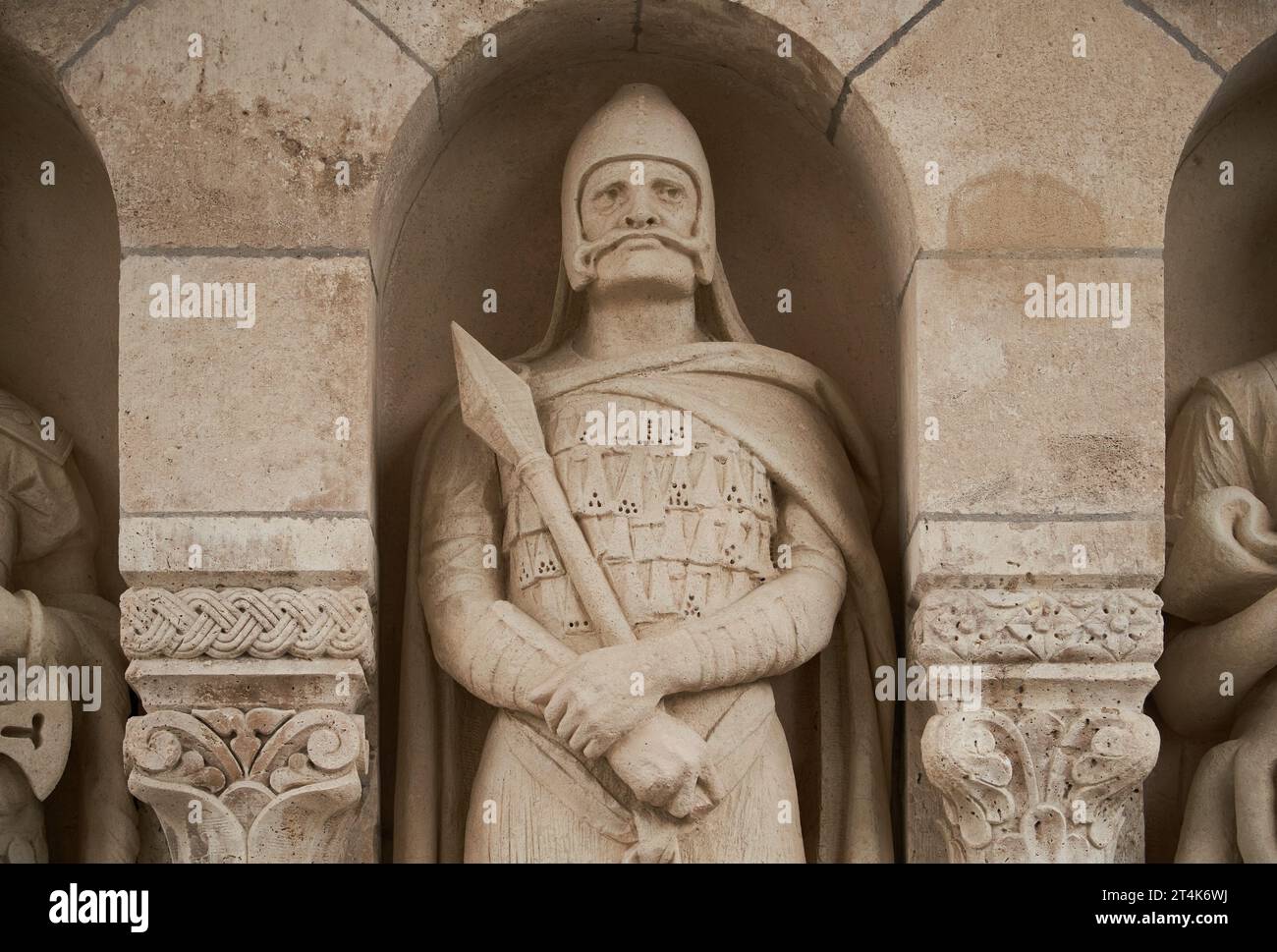 Statua del guerriero ungherese nell'alcova del Bastione dei pescatori (ungherese: Halászbástya). Budapest, Ungheria - 7 maggio 2019 Foto Stock