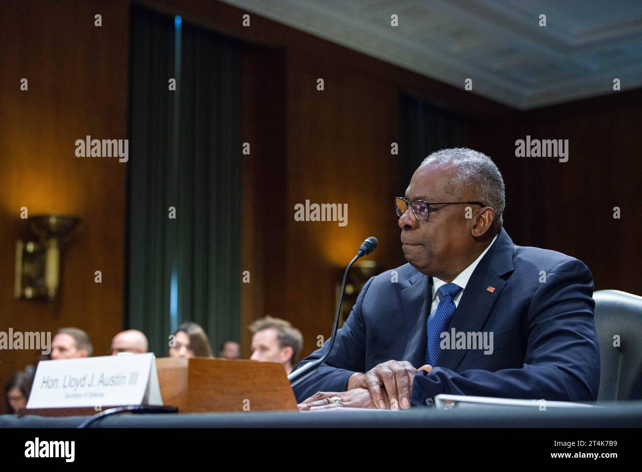 Il Segretario alla difesa degli Stati Uniti Lloyd J. Austin III in un'audizione sugli stanziamenti del Senato per esaminare la richiesta supplementare di sicurezza nazionale nel Dirksen Senate Office Building a Washington, DC martedì 31 ottobre 2023. /MediaPunch Copyright: XAnnabellexGordonx/xCNPx/MediaPunchx Credit: Imago/Alamy Live News Foto Stock