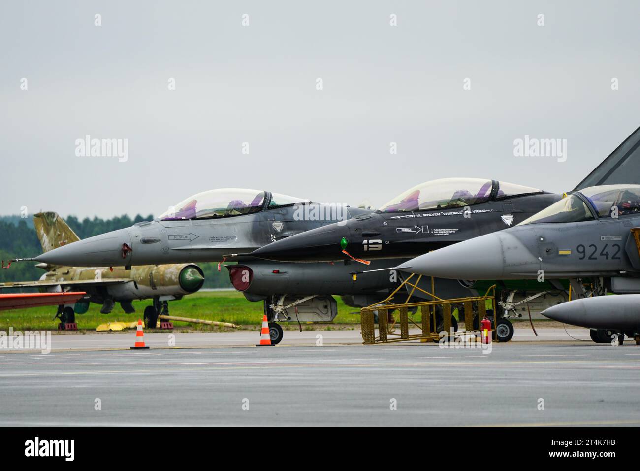 Liepaja, Lettonia- 06 agosto 2023: Caccia multiruolo General Dynamics F-16AM e SAAB JAS-39C Gripen all'aeroporto, caccia all'aeroporto Foto Stock
